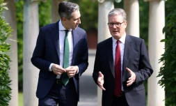 Le Premier ministre irlandais Simon Harris (g) et son homologue britannique Keir Starmer lors d'une rencontre, le 7 septembre 2024 à Dublin 