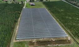 Vue aérienne d'une serre dont le toit est en partie constitué de panneaux photovoltaïques, au Temple, le 3 octobre 2025 en Gironde
