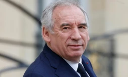 Le Premier ministre François Bayrou quitte le Palais de l'Elysée à Paris après la réunion hebdomadaire du cabinet, le 16 avril 2025