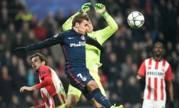 Duel aérien entre le gardien du PSV Jeroen Zoet et l'attaquant de l'Atletico Antoine Griezmann , le 24 février 2016 à Eindhoven