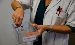 Présentation de doses de vaccins Pfizer-BioNTech lors du début des vaccinations à l'hôpital de Sevran le 27 décembre 2020