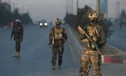 Des forces de sécurité afghanes sur les lieux d'un attentat, le 21 janvier 2018 à Kaboul