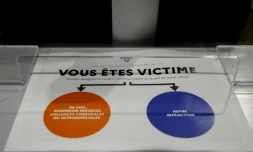 Une affiche à l'accueil d'un commissariat indiquant "Vous êtes victime de : viol ou agression sexuelle ou violence conjugale / Autre infraction" pour les victimes potentielles sans rendez-vous ou pour préciser leur grief, le 9 février 2024 à Bordeaux