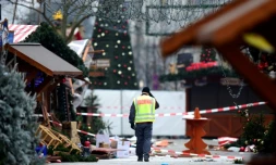 Un policier traverse le marché de Noël attaqué par un camion-bélier à Berlin, le 20 décembre 2016