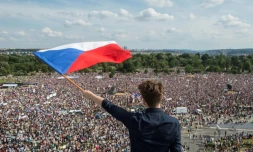 Une foule de manifestants rassemblés à Prague le 23 juin 2019 pour réclamer la démission du Premier ministre Andrej Babis

