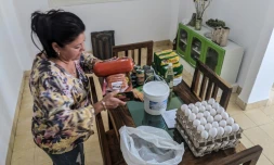 La Cubaine Maria Paez range la nourriture envoyée depuis Miami par ses enfants exilés, le 16 mai 2024 à La Havane