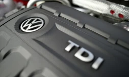 Le logo de Volkswagen sur un moteur diesel d'une voiture du constructeur