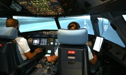 Des pilotes de ligne s'entraînent sur un simulateur de vol au centre CAE d'EasyJet, près de l'aéroport de Milan Malpensa, le 18 septembre 2023 à Lonate Pozzolo, en Italie