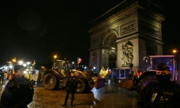 Des agriculteurs au volant de leurs tracteurs sont garés devant l'Arc de Triomphe à Paris pour protester contre l'accord du Mercosur, le 8 janvier 2026