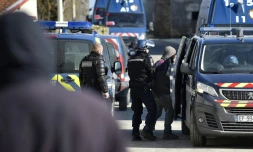 Les gendarmes arrêtent un membre de La maison de résistance à la poubelle nucleaire à Bure, au nord-est de la France, le 22 février 2018