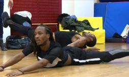 Capture d'écran d'une vidéo de l'AFPTV de Rashaad, dit "Mother Rheeda", un des pionniers du voguing en France