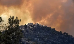 De la fumée s'élève au dessus d'une colline de Kabylie, région algérienne en proie à des incendies meurtriers, le 10 août 2021