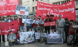 Des Syriens d'Idlib tiennent des banderoles en soutien à Alep, le 4 mai 2016