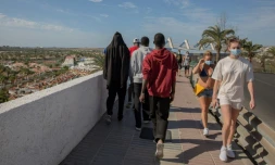 Des migrants maliens se baladent à Gran Canaria, le 23 novembre 2020, aprÚs avoir été secourus par des garde-cÎtes espagnols