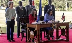 La présidente de la Commission européen Ursula von der Leyen (g) et le président kényan William Ruto (d) assistent à la signature d'un accord commercial entre l'UE et le Kenya, le 18 décembre 2023 à Nairobi