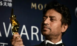 Irrfan Khan pose avec le trophée du meilleur acteur, décerné aux Asian Film Awards, à Macao le 27 mars 2014