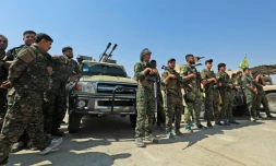 Photo prise le 11 septembre 2018 montrant des membres des Unités de protection du Peuple (YPG), faisant partie des Forces démocratiques syriennes (FDS, arabo-kurdes), réunis dans la ville de Chadadi, à quelque 60 km au sud de Hassaké (nord-est), et qui luttent contre le groupe jihadiste Etat islamique (EI)
