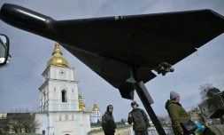 Un drone russe de conception iranienne Shahed 136 exposé sur la place Mykhaïlivska à Kiev, le 7 avril 2026