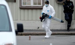 Un légiste transporte du matériel sur les lieux d'une attaque meurtrière à l'arc, le 14 octobre 2021 à Kongsberg, en Norvège