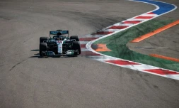 Le pilote Mercedes Lewis Hamilton dans une chicane lors de 3e séance d'essais libres du GP de Russie sur l'Autodrome Sotchi,le 29 septembre 2018 