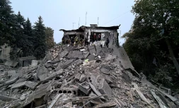 Des secouristes ukrainiens travaillent dans les décombres d'un immeuble de Zaporijjia, dans le sud-est de l'Ukraine, touché par une frappe russe le 10 octobre 2026