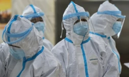 Du personnel médical dans le centre de la croix rouge à Wuhan, le 25 janvier 2020