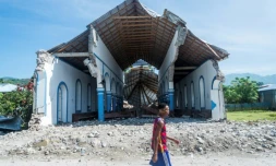 Un homme passe devant les décombres d'une église de la commune des Anglais (Haïti) le 14 août 2021