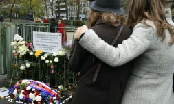 Deux femmes lors des commémorations des attaques jihadistes, devant le café "La Bonne Bière" le 13 novembre 2016 à Paris