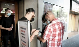 Contrôle du pass sanitaire le 21 juillet 2021 à l'entrée du cinéma Le Grand Rex à Paris 