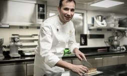 Le chef pĂątissier du Ritz dans son laboratoire Ă Paris, le 15 novembre 2019