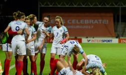 Les joueuses anglaises fêtent leur but contre la France en quart de finale de l'Euro, le 30 juillet 2017 à Deventer