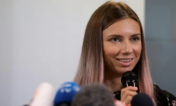 L'athlète bélarusse Krystsina Tsimanouskaya lors d'une conférence de presse un jour après son arrivée en Pologne, le 5 août 2021 à Varsovie 