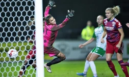 L'attaquante norvégienne de Lyon Ada Hegerberg (d) marque sur le terrain des Danoises du Fortuna Hjorring, le 16 octobre 2019