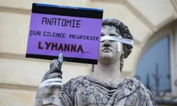 Une affiche placardée sur une statue à l'occasion d'une manifestation devant le tribunal d'Auch le 8 juin 2026 pour demander une loi contre les violences aux enfants dans la foulée de l'affaire Lyhanna