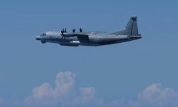 Photo diffusée le 26 août 2024 par le bureau de l'état-major interarmées du ministère japonais de la Défense montrant un avion de collecte de renseignements Y9 de l'armée chinoise qui aurait violé l'espace aérien du Japon