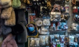 Une femme porte un masque de protection sur un marché de Hong Kong, le 26 janvier 2020