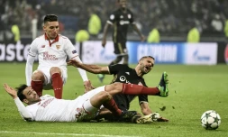 Adil Rami, défenseur français du Séville FC, tacle le défenseur français de Lyon Jérémy Morel, le 7 décembre 2016 lors du match nul et vierge de C1 au Parc OL