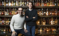 Les fondateurs du groupe Big Mamma Victor Lugger et Tigrane Seydoux devant le restaurant Pizza Popolare à Paris, le 26 octobre 2017