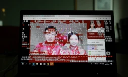 Vidéo diffusée sur internet du mariage de Liu Wenchao (g) et Sun Hanxiao, depuis un ordinateur portable à Pékin, le 8 mai 2020