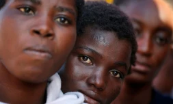 Photo fournie par la Croix rouge italienne de migrants secourus en mer méditerranée et arrivant à Vibo Marina, le 22 octobre 2016