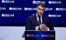Le président français Emmanuel Macron durant la cérémonie marquant le 60e anniversaire de la création de l'OCDE à Paris, le 14 décembre 2020