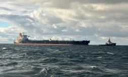 Une photo publiée par le Centre de commandement allemand pour les urgences maritimes (Havariekommando) le 10 janvier 2025 montre le pétrolier en détresse Eventin tiré par un remorqueur en mer Baltique, proche de l'île allemande de Rügen