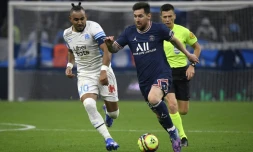 Le milieu de terrain argentin Lionel Messi tente de déborder son homologue marseillais Dimitri Payet, lors de la 11e journée de Ligue 1, le 24 octobre 2021 au Stade Vélodrome