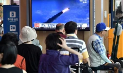 Un écran dans une gare de Séoul diffuse des images d'un lancement de missile nord-coréen, le 10 août 2019