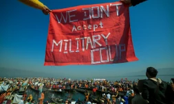 Des manifestants en costume traditionnel de l'ethnie Shan manifestent contre les militaires au lac Inle en Birmanie le 11 février 2021