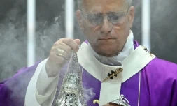 Le pape Léon XIV tient un encensoir lors d'une messe à la Volkswagen Arena dans le cadre de son voyage apostolique en Turquie et au Liban, à Istanbul, le 29 novembre 2025