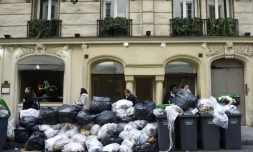 Des poubelles qui débordent dans une rue à Paris, le 8 octobre 2015