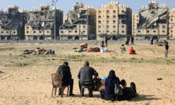 Des habitants de "la ville Hamad", un quartier de Khan YounÚs financé par le Qatar, dans le sud de la bande de Gaza, le 2 décembre 2023 aprÚs un bombardement israélien