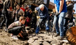 Des habitants du quartier de Christiania dĂ©pavent Pusher Street, l'artĂšre principale de cet ancien paradis hippie nichĂ© au cĆur de Copenhague, oĂč le cannabis Ă©tait en vente libre, le 6 mars 2024