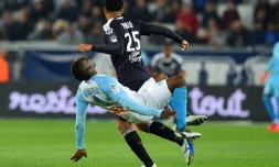 L'attaquant marseillais Mario Balotelli chute auprès du défenseur girondin Pablo lors du match Bordeaux-OM (2-0), le 5 avril 2019